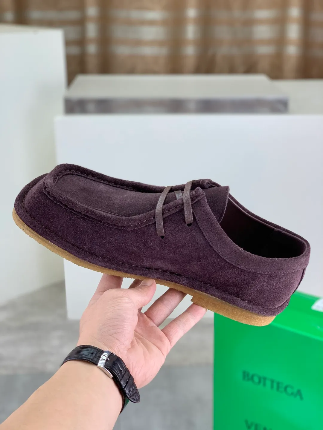 Men's men's shoes 💰P740 New model 💰 Top quality (beef tendon outsole series) 💎💎💎 BOTTEGA VENETA official website synchronizes the latest model, top version of the market's highest version of BV business leather shoes, accept material comparison, shoe type comparison, process comparison, practical and texture, versatile, suitable for any occasion, the more you look at it, the more flavorful it becomes. Pure hand-woven craftsmanship - upper material, imported original hand-woven calfskin - high-quality water-dyed sheepskin lining - original private model customized beef tendon outsole -Size: female 35-39 (34 40 customized) male 39-44 (38 45 customized) Comes with original BV green box, complete packaging.